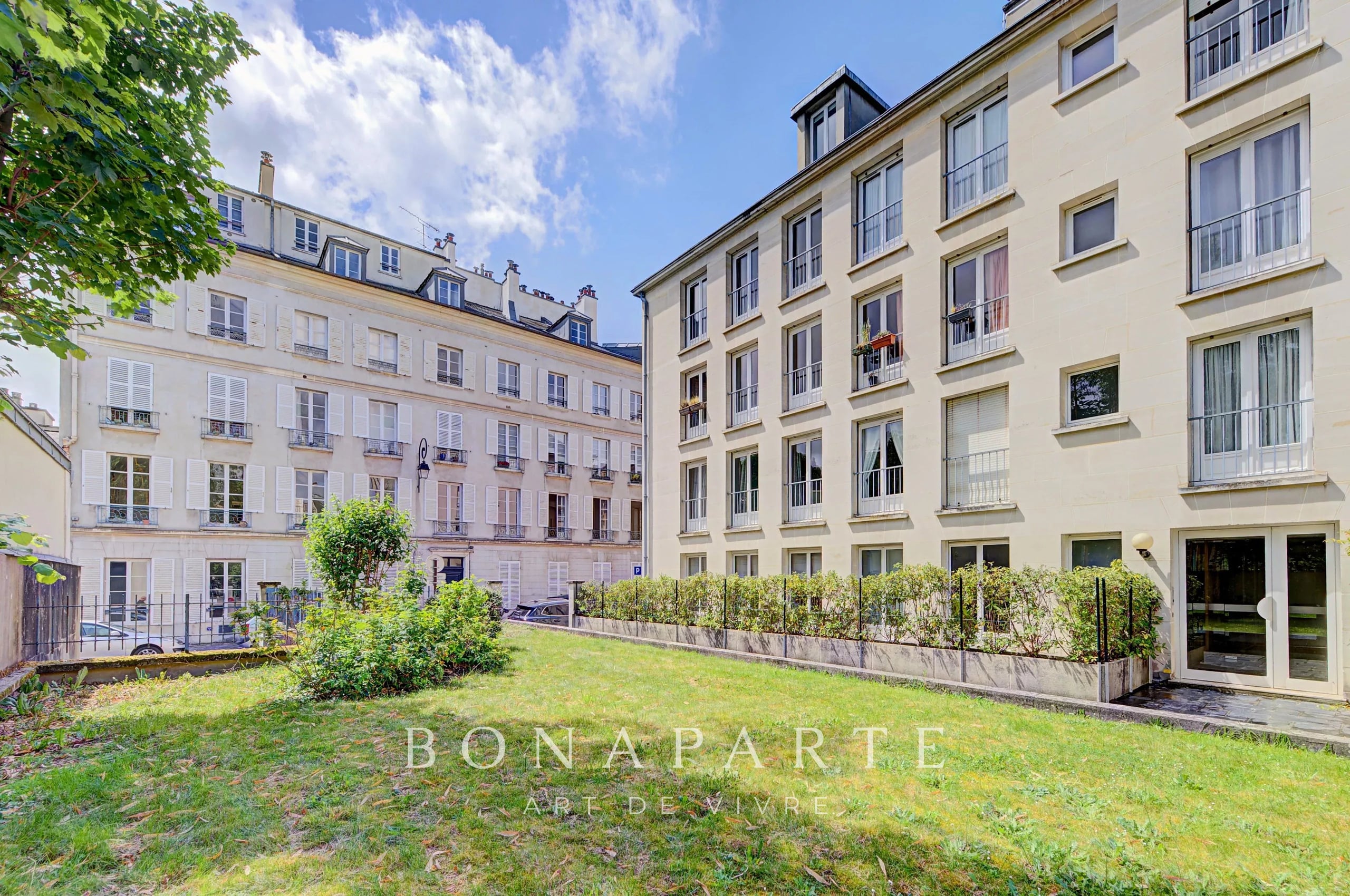 VERSAILLES - BETWEEN CASTLE AND NOTRE-DAME MARKET – 115 SQM – 3 BEDROOMS – 2 UNDERGROUND PARKINGS